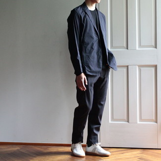 С чем носить черные классические брюки мужчине: Сочетание темно-синего пиджака и черных классических брюк позволит создать стильный классический образ. Этот образ стильно дополнят белые кожаные низкие кеды.