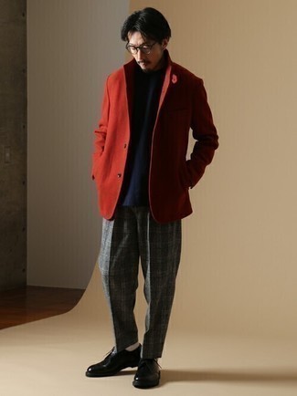 С чем носить красный шерстяной пиджак в 30 лет мужчине весна в стиле смарт-кэжуал: Несмотря на то, что это весьма консервативный образ, тандем красного шерстяного пиджака и серых классических брюк в шотландскую клетку всегда будет по душе джентльменам, неизменно покоряя при этом сердца прекрасных дам. Черные кожаные туфли дерби станут хорошим дополнением к твоему ансамблю. Когда зимнее время года сменяется весной, нам, мужчинам, хочется выделяться, излучать ауру силы и уверенности и обращать на себя внимание красивых дам. Такой ансамбль уж точно в этом поможет.