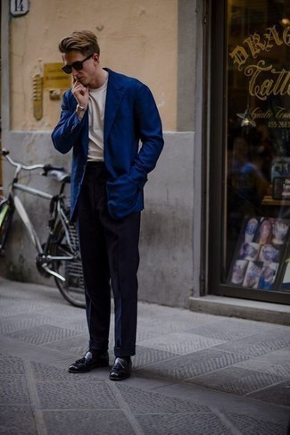 С чем носить темно-сине-зеленые классические брюки в 20 лет мужчине в стиле смарт-кэжуал: Несмотря на то, что этот лук выглядит весьма консервативно, дуэт темно-синего пиджака и темно-сине-зеленых классических брюк всегда будет нравиться джентльменам, неизменно покоряя при этом дамские сердца. Черные кожаные лоферы с кисточками становятся замечательным дополнением к твоему луку.