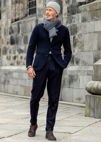 Какие низкие кеды носить с темно-синими классическими брюками за 50 лет мужчине в теплую погоду в стиле смарт-кэжуал: Дуэт темно-синего шерстяного пиджака и темно-синих классических брюк смотрится очень эффектно и элегантно. Если сочетание несочетаемого привлекает тебя не меньше, чем проверенная классика, закончи этот образ низкими кедами.