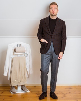 С чем носить темно-коричневый шерстяной пиджак в шотландскую клетку мужчине осень: Темно-коричневый шерстяной пиджак в шотландскую клетку в паре с темно-серыми классическими брюками позволит исполнить строгий деловой стиль. Что до обуви, темно-коричневые замшевые лоферы — наиболее приемлимый вариант. Как нам кажется, это идеальный выбор на тот сезон, когда столбики термометров начинают показывать более низкую температуру.