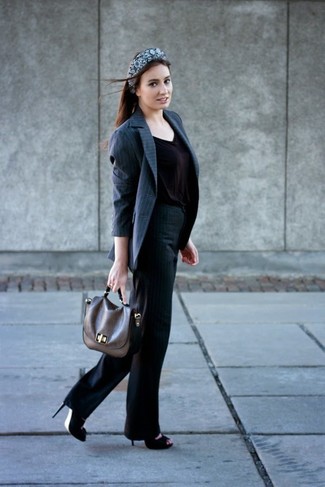 С чем носить темно-серые классические брюки в вертикальную полоску женщине: Темно-серый пиджак в вертикальную полоску и темно-серые классические брюки в вертикальную полоску — неотъемлемые вещи в гардеробе барышень с великолепным чувством стиля. Черные кожаные босоножки на каблуке идеально впишутся в лук.