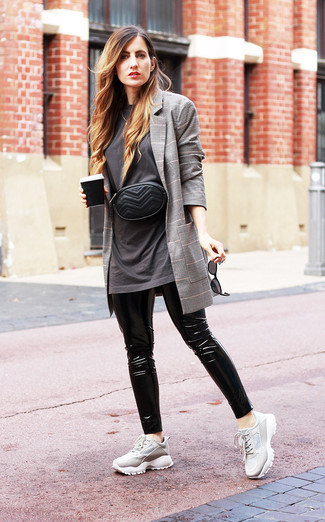 Какие леггинсы носить с серым пиджаком: Серый пиджак и леггинсы — отличная формула для воплощения модного и простого наряда. В сочетании с серыми кроссовками весь образ выглядит очень живо.