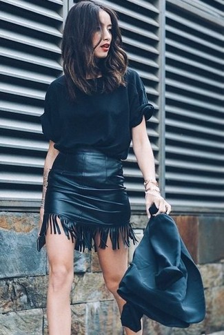Черная кожаная юбка c бахромой от Vila