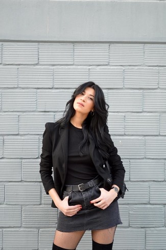 С чем носить черный кожаный ремень женщине в стиле кэжуал: Рекомендуем взять на вооружение это практичное сочетание черного пиджака и черного кожаного ремень.