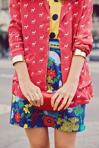 С чем носить красный пиджак с принтом в 30 лет женщине весна: Красный пиджак с принтом и синяя мини-юбка с цветочным принтом прочно обосновались в гардеробе многих барышень, помогая создавать эффектные и стильные луки. Разве это не здоровское решение на весну?