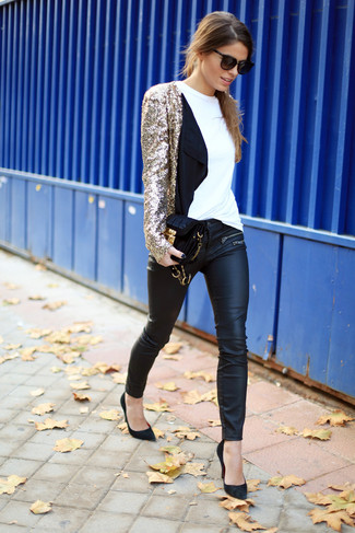 Модный лук: золотой пиджак с пайетками, белая футболка с круглым вырезом, черные кожаные узкие брюки, черные замшевые туфли