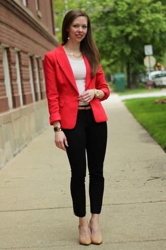 С чем носить светло-коричневые туфли: Красный пиджак в сочетании с черными узкими брюками поможет составить стильный и женственный ансамбль. Что же до обуви, светло-коричневые туфли — самый достойный вариант.