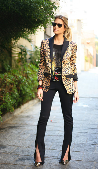 Модный лук: светло-коричневый пиджак с леопардовым принтом, черная футболка с круглым вырезом с принтом, черные узкие брюки, золотые кожаные туфли