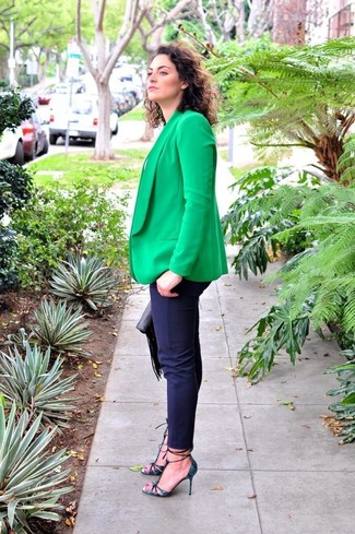 С чем носить синие туфли: Зеленый пиджак и темно-синие узкие брюки надежно закрепились в гардеробе многих дам, позволяя составлять выразительные и стильные ансамбли. Что касается обуви, синие туфли — наиболее достойный вариант.