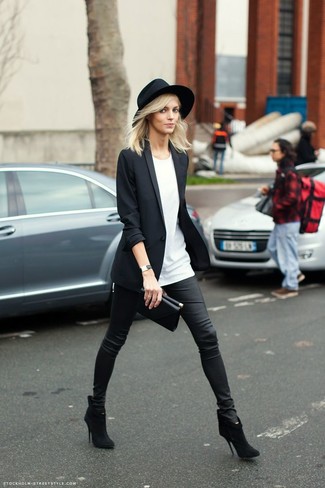 Модный лук: черный пиджак, белая футболка с круглым вырезом, черные кожаные узкие брюки, черные замшевые ботильоны