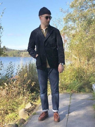 Как носить черный пиджак с темно-синими джинсами мужчине в стиле кэжуал: Черный пиджак в сочетании с темно-синими джинсами позволит подчеркнуть твой оригинальный личный стиль и выгодно выделиться из толпы. Вкупе с этим образом великолепно смотрятся коричневые кожаные ботинки дезерты.