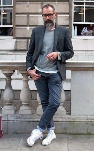 Какие джинсы носить с серым пиджаком мужчине: Комбо из серого пиджака и джинсов может стать отличным ансамблем для офиса. Пара белых высоких кед из плотной ткани добавит облику легкости и динамичности.