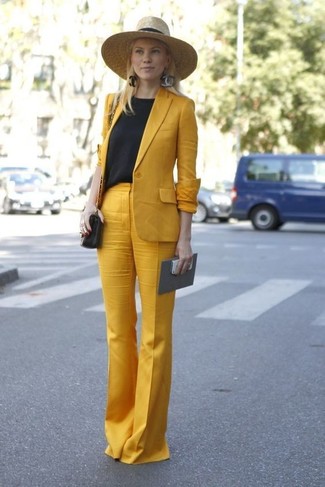 С чем носить золотые широкие брюки в 30 лет: Комбо из горчичного пиджака и золотых широких брюк поможет подчеркнуть твой запоминающийся личный стиль и выгодно выделиться из серой массы.