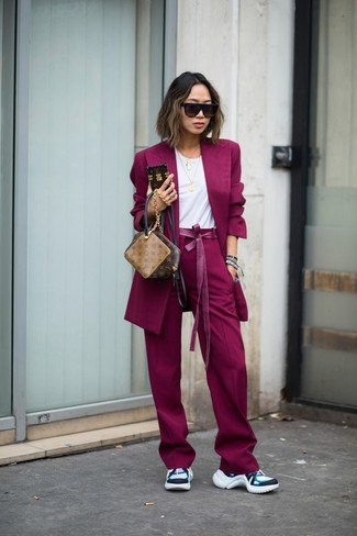С чем носить фиолетовый пиджак женщине весна: Фиолетовый пиджак и пурпурные широкие брюки украсят твой гардероб. Такой ансамбль легко приспособить к повседневным нуждам, если закончить его белыми кроссовками. Когда зимнее время года сменяется более теплой погодой, мы скидываем тяжелые дубленки и зимние пуховики и хотим выглядеть по-весеннему свежо и выше всяких похвал. Подобное сочетание станет подходящим источником стильного вдохновения.