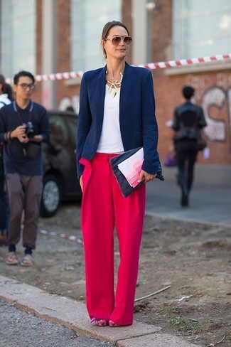 С чем носить темно-красные широкие брюки лето: Темно-синий пиджак и темно-красные широкие брюки — беспроигрышный выбор для повседневного офисного ансамбля. В паре с этим образом удачно выглядят ярко-розовые замшевые массивные босоножки на каблуке. Само собой разумеется, такое сочетание станет классным выбором для жаркой погоды.