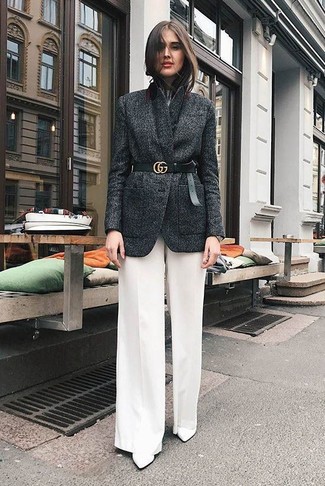 С чем носить бело-черные широкие брюки в 30 лет в теплую погоду в стиле смарт-кэжуал: Темно-серый шерстяной пиджак и бело-черные широкие брюки позволят создать гармоничный модный образ. Белые кожаные ботильоны станут замечательным дополнением к твоему ансамблю.