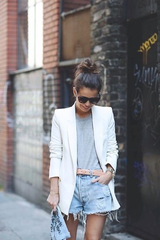 С чем носить белый пиджак в 30 лет женщине: Белый пиджак и голубые джинсовые рваные шорты — отличный ансамбль для похода в кино или шоппинга.