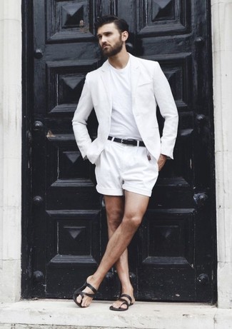 Модный лук: белый пиджак, белая футболка с круглым вырезом, белые шорты, черные кожаные сандалии