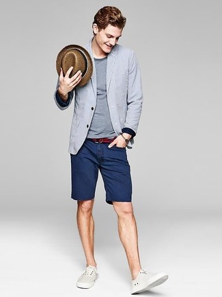 Модный лук: серый пиджак в вертикальную полоску, серая футболка с круглым вырезом, темно-синие джинсовые шорты, белые плимсоллы