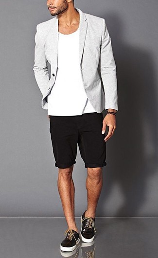 Модный лук: серый пиджак, белая футболка с круглым вырезом, черные шорты, черные кожаные низкие кеды