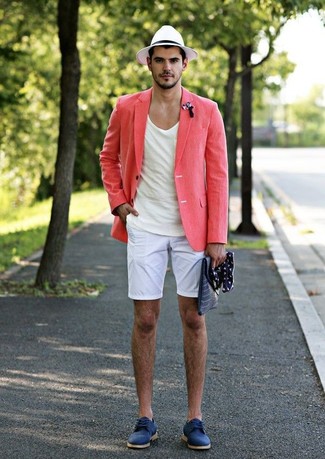 Какие шорты носить с ярко-розовым пиджаком мужчине лето в стиле смарт-кэжуал: Если ты из той категории парней, которые разбираются в моде, тебе придется по вкусу тандем ярко-розового пиджака и шорт. Такой лук легко обретает свежее прочтение в тандеме с синими замшевыми туфлями дерби. Смело говорим, подобное сочетание одежды - просто бомба в знойный летний день.