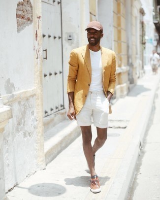 С чем носить коричневые кожаные кеды мужчине лето: Фанатам стиля элегантная повседневность придется по вкусу тандем желтого пиджака и белых шорт. Завершив ансамбль коричневыми кожаными кедами, ты привнесешь в него немного динамичности. В таком луке будет очень комфортно, когда на улице больше 25 градусов тепла.
