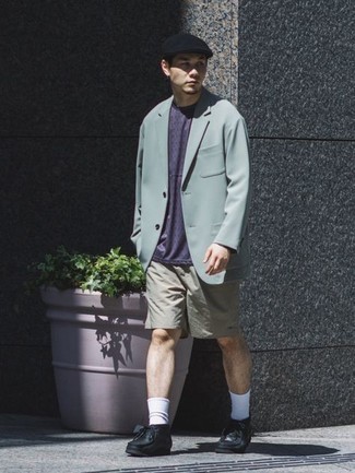 Модный мужской лук: голубой пиджак, фиолетовая футболка с круглым вырезом с принтом, серые шорты, черные кожаные ботинки дезерты