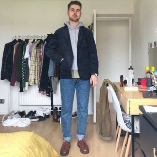 Мода для 30-летних мужчин: Ансамбль из темно-синего вельветового пиджака и синих джинсов выглядит бесподобно, разве не так? Коричневые кожаные ботинки дезерты идеально впишутся в образ.