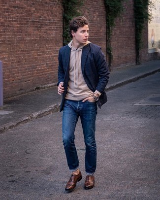 С чем носить темно-синий пиджак в 20 лет мужчине: Темно-синий пиджак в сочетании с темно-синими джинсами несомненно будет привлекать взгляды прекрасных барышень. Не прочь привнести в этот наряд нотку классики? Тогда в качестве дополнения к этому образу, выбери темно-коричневые кожаные броги.