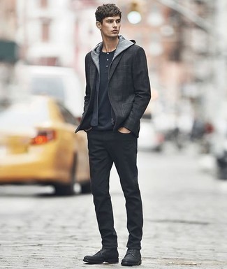 Как носить черные джинсы с черными кожаными повседневными ботинками в 20 лет мужчине: Если ты принадлежишь к той немногочисленной категории мужчин, неплохо ориентирующихся в модных тенденциях, тебе придется по душе дуэт темно-серого пиджака и черных джинсов. Вместе с этим образом прекрасно будут выглядеть черные кожаные повседневные ботинки.