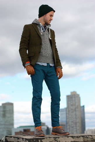 С чем носить оливковый пиджак мужчине: Нравится выглядеть солидно? Тогда дуэт оливкового пиджака и темно-бирюзовых брюк чинос - это то, что тебе нужно. Коричневые кожаные ботинки дезерты становятся хорошим завершением твоего образа.