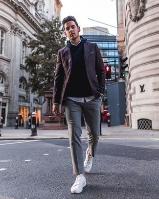 С чем носить темно-пурпурный пиджак мужчине: Темно-пурпурный пиджак в паре с серыми классическими брюками поможет создать выразительный мужской лук. Любители смелых вариантов могут закончить лук белыми низкими кедами из плотной ткани.