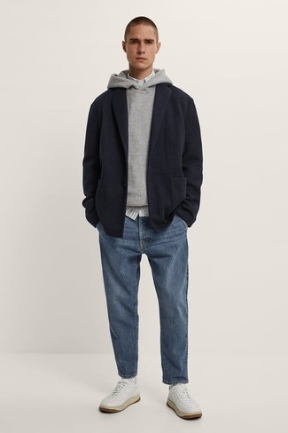 Модный лук: темно-синий вязаный пиджак, серый худи, бело-черная рубашка с длинным рукавом в вертикальную полоску, синие джинсы