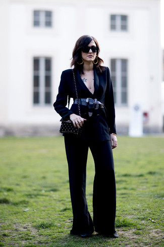 С чем носить черные широкие брюки: Черный пиджак и черные широкие брюки — необходимые вещи в базовом женском гардеробе.