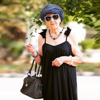 С чем носить темно-синий шарф за 60 лет женщине: Сочетание черного платья-макси со складками и темно-синего шарфа - очень практично, и поэтому идеально для воплощения красивого повседневного стиля.
