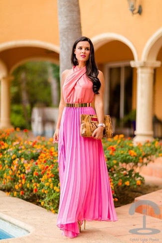 Модный лук: ярко-розовое платье-макси со складками, золотые кожаные босоножки на каблуке, светло-коричневый кожаный клатч со змеиным рисунком, золотой ремень