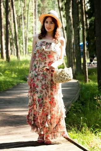 Модный лук: бежевое платье-макси с цветочным принтом, белые кожаные сандалии на плоской подошве, бежевая соломенная сумочка, бежевая соломенная шляпа