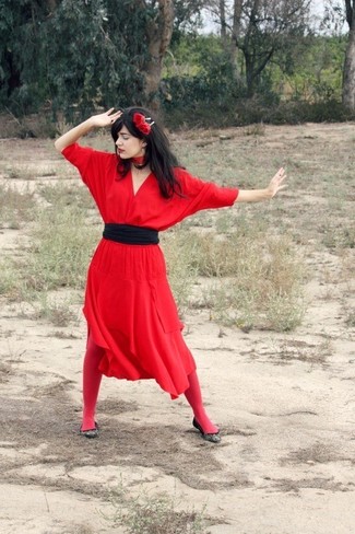 Модный лук: красное платье-миди, черные балетки из плотной ткани, черный пояс, красный ободок/повязка с цветочным принтом