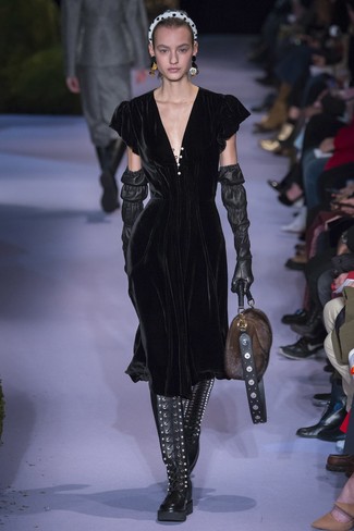 С чем носить черное бархатное платье-миди осень: Черное бархатное платье-миди — великолепная идея для расслабленного, но модного образа. Черные кожаные сапоги прекрасно впишутся в лук. Если хочешь выглядеть по-осеннему ярко и интересно, определенно нужно взять этот наряд на вооружение.