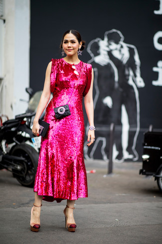 Розовое платье-миди с пайетками от Preen by Thornton Bregazzi