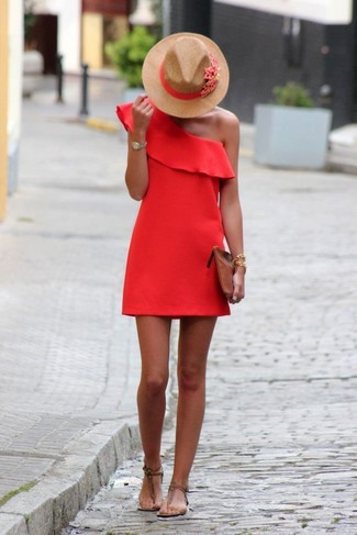 С чем носить бежевую соломенную шляпу женщине: Красное платье прямого кроя и бежевая соломенная шляпа помогут создать простой и практичный лук для выходного дня в парке или развлекательном центре. Любишь рисковать? Заверши ансамбль коричневыми кожаными вьетнамками.
