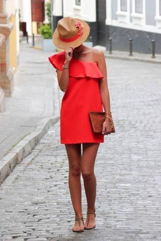 Модный лук: красное платье прямого кроя, коричневые кожаные вьетнамки, коричневый кожаный клатч, светло-коричневая шерстяная шляпа