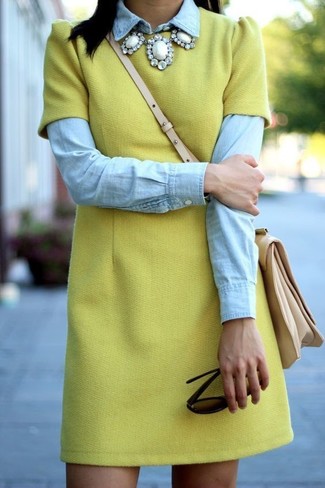 С чем носить зелено-желтое платье в 30 лет: Сочетание зелено-желтого платья и голубой джинсовой рубашки однозначно подчеркнет твою красоту.