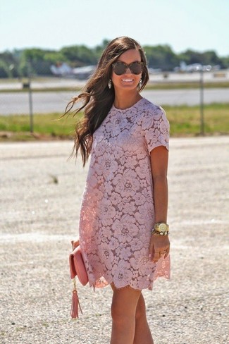 С чем носить розовое кружевное платье прямого кроя: Розовое кружевное платье прямого кроя — отличное решение для первого свидания или встречи с друзьями.