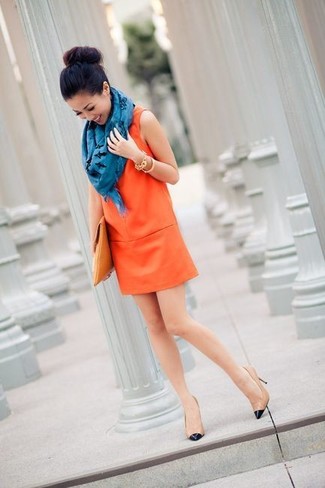 С чем носить шарф женщине в деловом стиле: Для выходного дня в кругу друзей великолепно подходит сочетание оранжевого платья прямого кроя и шарфа. Очень выигрышно здесь будут выглядеть бежевые кожаные туфли.