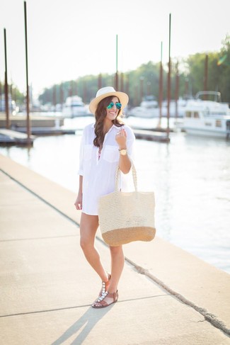 С чем носить бежевую соломенную шляпу женщине лето: Если ты ценишь удобство и практичность, белое платье-рубашка и бежевая соломенная шляпа — замечательный вариант для привлекательного наряда на каждый день. Вместе с этим луком гармонично выглядят коричневые кожаные сандалии на плоской подошве с украшением. Такой наряд несомненно придется тебе по душе в летний зной.
