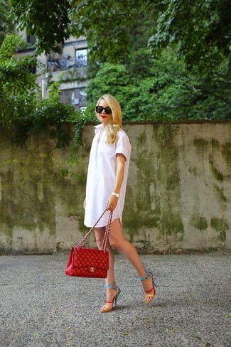 С чем носить темно-красную сумку женщине лето: Белое платье-рубашка и темно-красная сумка — идеальный образ для веселого выходного дня. Вместе с этим луком органично будут смотреться разноцветные кожаные босоножки на каблуке. Такое сочетание подарит тебе комфорт в знойную погоду и уверенность в том, что ты выглядишь роскошно.
