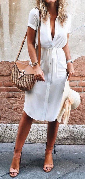 С чем носить белое платье-рубашку в 20 лет в жару: Белое платье-рубашка будет превосходным вариантом для расслабленного повседневного образа. Весьма неплохо здесь выглядят светло-коричневые кожаные босоножки на каблуке.