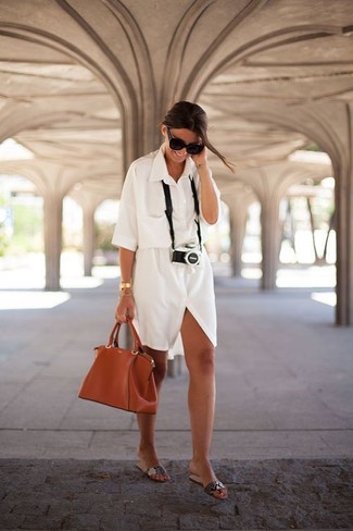 С чем носить серебряные босоножек женщине в стиле кэжуал: Белое платье-рубашка — идеальный выбор для прогулки с подругами или похода по магазинам. Выбирая обувь, можно немного поэкспериментировать и дополнить образ серебряными босоножками.